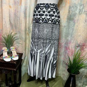 📌The Pyramid Collection Maxi Full  Skirt with a lot of adornments